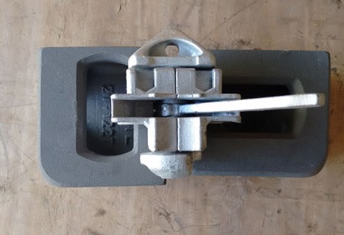 transverse double ended shipping container twist lock